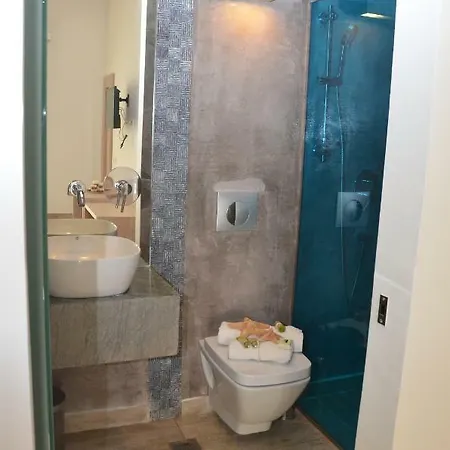 12 Doors Apartment *